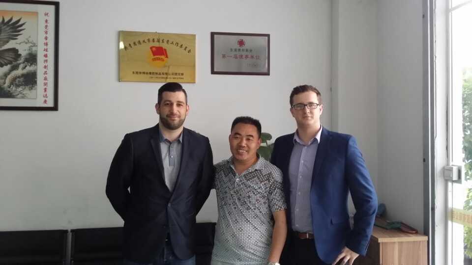 公司領導成功簽下法國客戶訂單 公司領導成功簽下法國客戶訂單