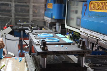 矽膠(jiāo)油壓機成型過程 矽膠油壓機成型過程