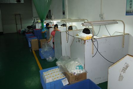 對矽膠產品進行檢驗和拆邊線 對矽膠(jiāo)產品(pǐn)進行檢驗和拆(chāi)邊線