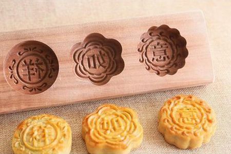 同月餅(bǐng)一樣模(mó)印直接把logo刻在模具內